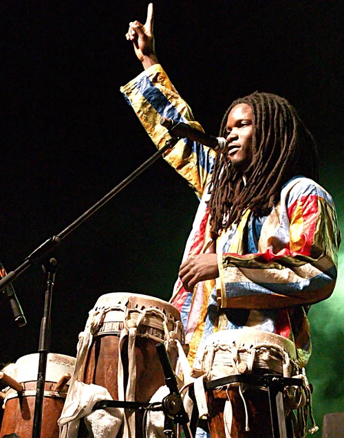 Lamine Touré & Group Saloum – Senegalese Afropop– in the performance space